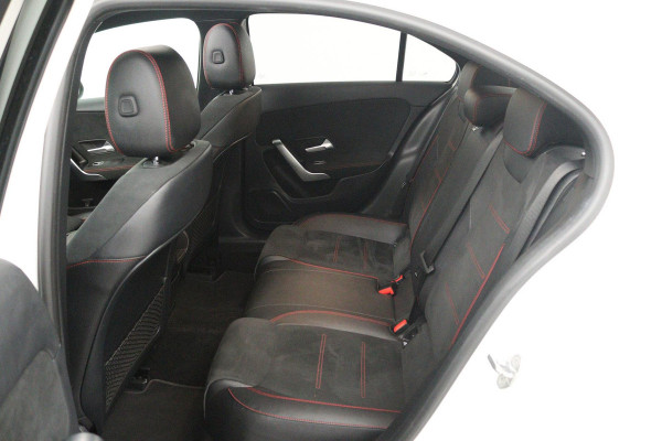 Mercedes-Benz A-Klasse 180 Business Solution AMG (PANORAMADAK, STOELVERWARMING, ACHTERUITRIJCAMERA, PARKEERSENSOREN)