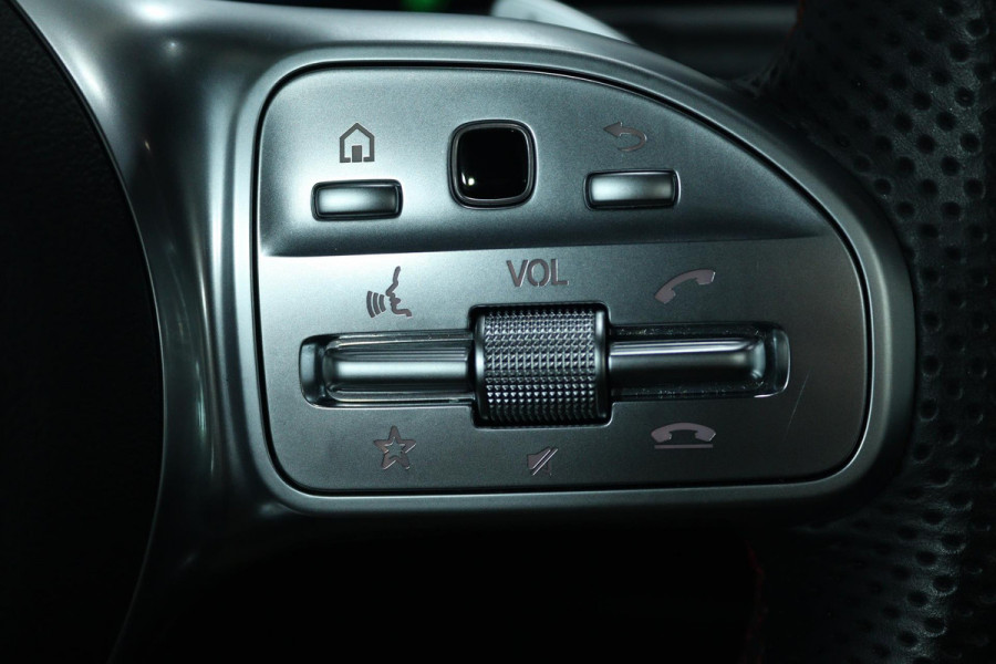 Mercedes-Benz A-Klasse 180 Business Solution AMG (PANORAMADAK, STOELVERWARMING, ACHTERUITRIJCAMERA, PARKEERSENSOREN)