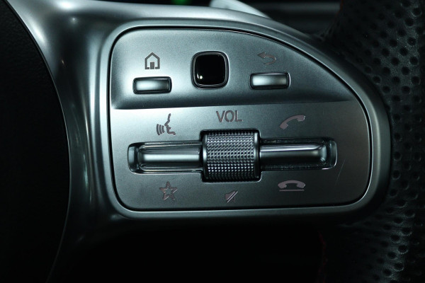 Mercedes-Benz A-Klasse 180 Business Solution AMG (PANORAMADAK, STOELVERWARMING, ACHTERUITRIJCAMERA, PARKEERSENSOREN)
