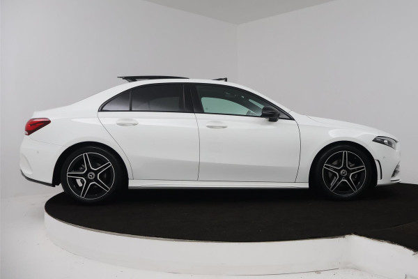 Mercedes-Benz A-Klasse 180 Business Solution AMG (PANORAMADAK, STOELVERWARMING, ACHTERUITRIJCAMERA, PARKEERSENSOREN)
