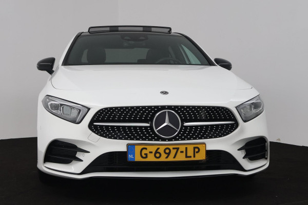 Mercedes-Benz A-Klasse 180 Business Solution AMG (PANORAMADAK, STOELVERWARMING, ACHTERUITRIJCAMERA, PARKEERSENSOREN)