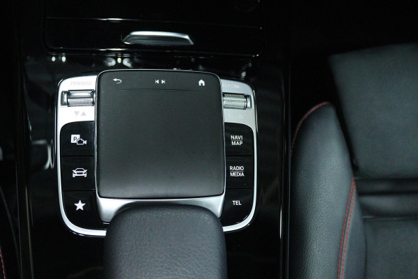 Mercedes-Benz A-Klasse 180 Business Solution AMG (PANORAMADAK, STOELVERWARMING, ACHTERUITRIJCAMERA, PARKEERSENSOREN)