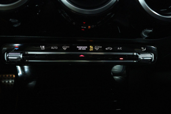 Mercedes-Benz A-Klasse 180 Business Solution AMG (PANORAMADAK, STOELVERWARMING, ACHTERUITRIJCAMERA, PARKEERSENSOREN)