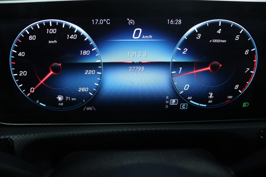 Mercedes-Benz A-Klasse 180 Business Solution AMG (PANORAMADAK, STOELVERWARMING, ACHTERUITRIJCAMERA, PARKEERSENSOREN)