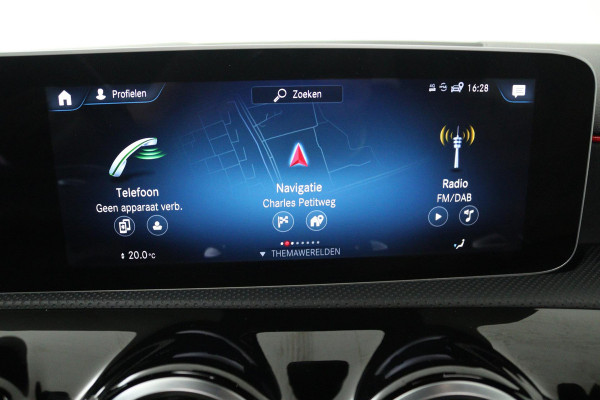 Mercedes-Benz A-Klasse 180 Business Solution AMG (PANORAMADAK, STOELVERWARMING, ACHTERUITRIJCAMERA, PARKEERSENSOREN)
