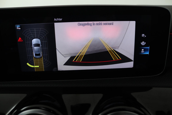 Mercedes-Benz A-Klasse 180 Business Solution AMG (PANORAMADAK, STOELVERWARMING, ACHTERUITRIJCAMERA, PARKEERSENSOREN)