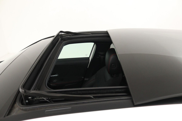 Mercedes-Benz A-Klasse 180 Business Solution AMG (PANORAMADAK, STOELVERWARMING, ACHTERUITRIJCAMERA, PARKEERSENSOREN)