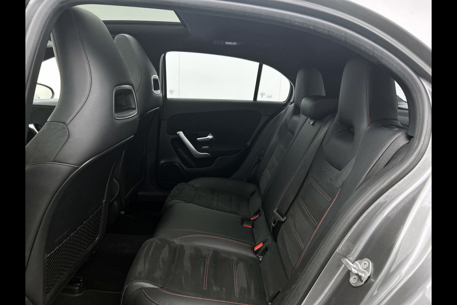 Mercedes-Benz A-Klasse 180 Premium AMG-Line(Dealer OnderH, Panorama, Lane Assist, StoelV, Carplay, Navi, Climate Con, Etc)