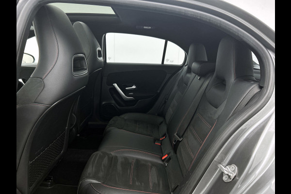 Mercedes-Benz A-Klasse 180 Premium AMG-Line(Dealer OnderH, Panorama, Lane Assist, StoelV, Carplay, Navi, Climate Con, Etc)