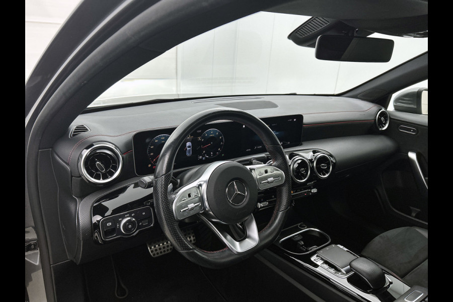 Mercedes-Benz A-Klasse 180 Premium AMG-Line(Dealer OnderH, Panorama, Lane Assist, StoelV, Carplay, Navi, Climate Con, Etc)