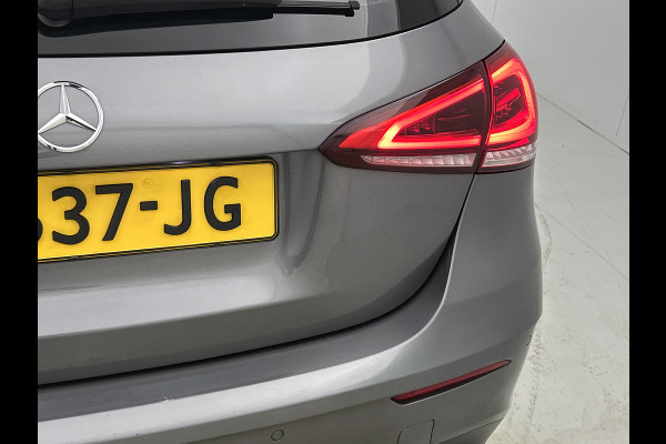 Mercedes-Benz A-Klasse 180 Premium AMG-Line(Dealer OnderH, Panorama, Lane Assist, StoelV, Carplay, Navi, Climate Con, Etc)