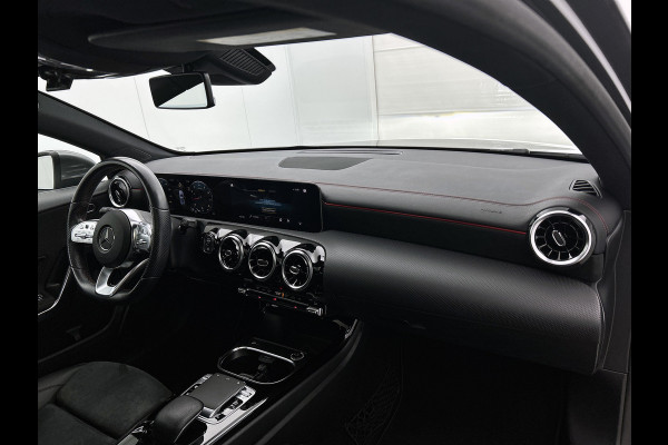 Mercedes-Benz A-Klasse 180 Premium AMG-Line(Dealer OnderH, Panorama, Lane Assist, StoelV, Carplay, Navi, Climate Con, Etc)