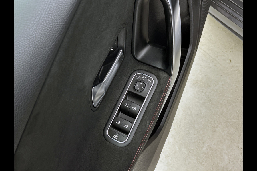 Mercedes-Benz A-Klasse 180 Premium AMG-Line(Dealer OnderH, Panorama, Lane Assist, StoelV, Carplay, Navi, Climate Con, Etc)