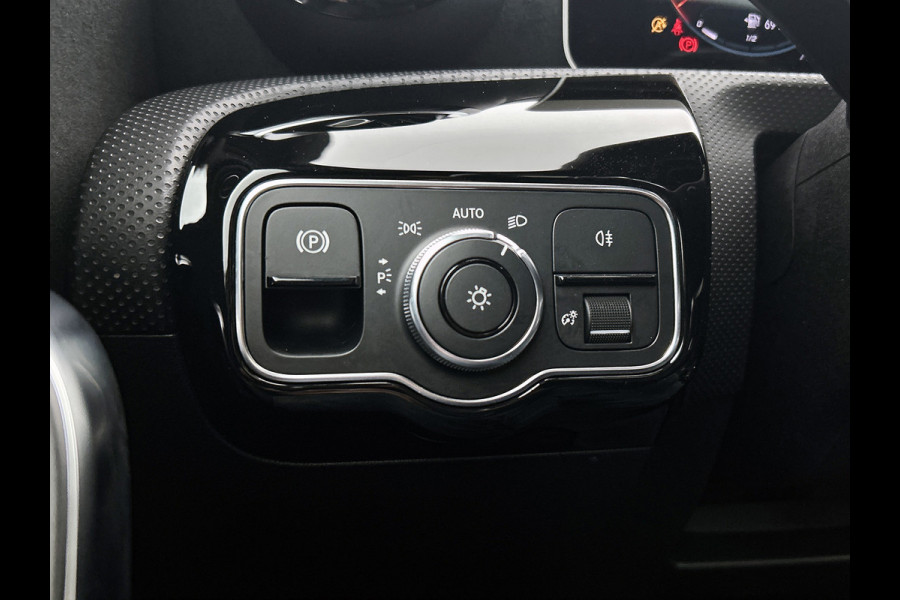 Mercedes-Benz A-Klasse 180 Premium AMG-Line(Dealer OnderH, Panorama, Lane Assist, StoelV, Carplay, Navi, Climate Con, Etc)