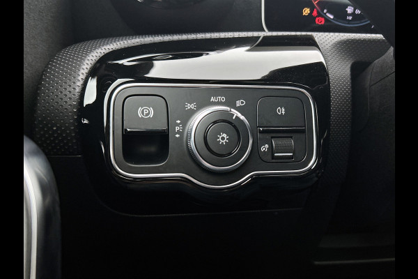 Mercedes-Benz A-Klasse 180 Premium AMG-Line(Dealer OnderH, Panorama, Lane Assist, StoelV, Carplay, Navi, Climate Con, Etc)