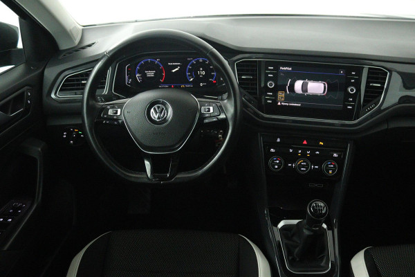 Volkswagen T-Roc 1.5 TSI Sport (PANORAMADAK, TREKHAAK, DIGITALE COCKPIT, CRUISE ADAPTIEF, ACHTERUITRIJCAMERA, SENSOREN)