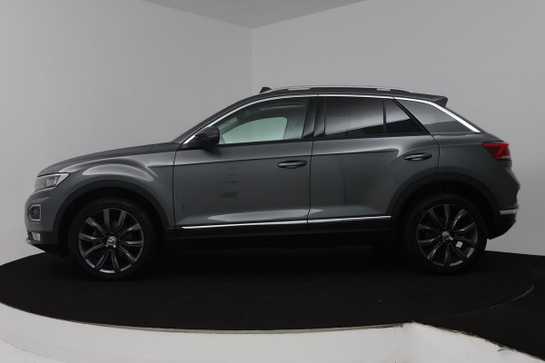 Volkswagen T-Roc 1.5 TSI Sport (PANORAMADAK, TREKHAAK, DIGITALE COCKPIT, CRUISE ADAPTIEF, ACHTERUITRIJCAMERA, SENSOREN)