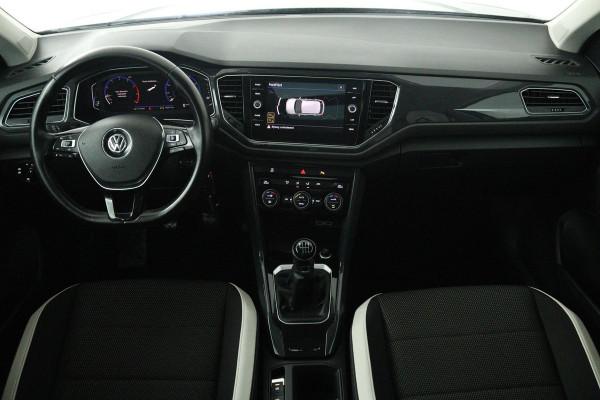 Volkswagen T-Roc 1.5 TSI Sport (PANORAMADAK, TREKHAAK, DIGITALE COCKPIT, CRUISE ADAPTIEF, ACHTERUITRIJCAMERA, SENSOREN)
