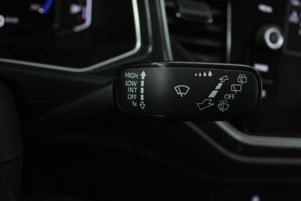 Volkswagen T-Roc 1.5 TSI Sport (PANORAMADAK, TREKHAAK, DIGITALE COCKPIT, CRUISE ADAPTIEF, ACHTERUITRIJCAMERA, SENSOREN)