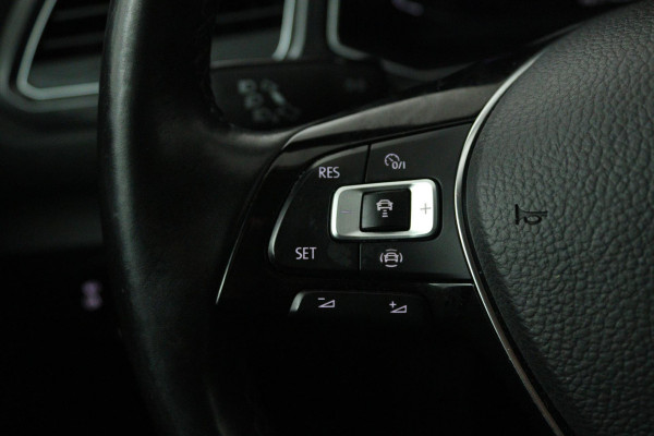 Volkswagen T-Roc 1.5 TSI Sport (PANORAMADAK, TREKHAAK, DIGITALE COCKPIT, CRUISE ADAPTIEF, ACHTERUITRIJCAMERA, SENSOREN)