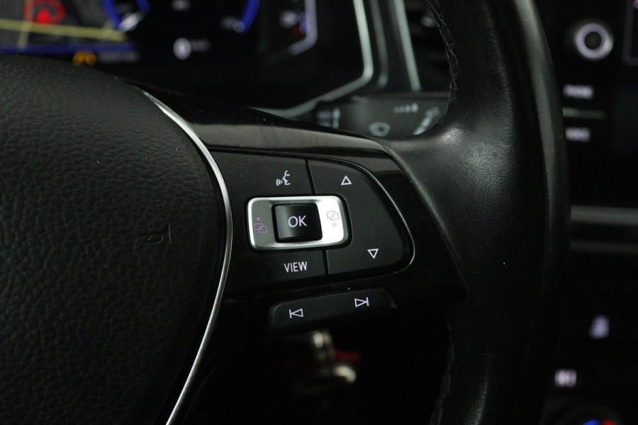 Volkswagen T-Roc 1.5 TSI Sport (PANORAMADAK, TREKHAAK, DIGITALE COCKPIT, CRUISE ADAPTIEF, ACHTERUITRIJCAMERA, SENSOREN)