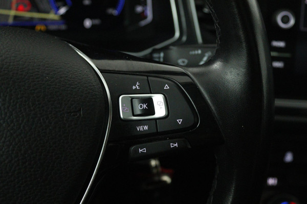 Volkswagen T-Roc 1.5 TSI Sport (PANORAMADAK, TREKHAAK, DIGITALE COCKPIT, CRUISE ADAPTIEF, ACHTERUITRIJCAMERA, SENSOREN)