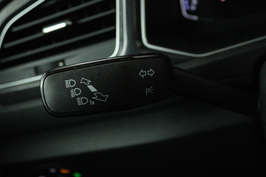 Volkswagen T-Roc 1.5 TSI Sport (PANORAMADAK, TREKHAAK, DIGITALE COCKPIT, CRUISE ADAPTIEF, ACHTERUITRIJCAMERA, SENSOREN)