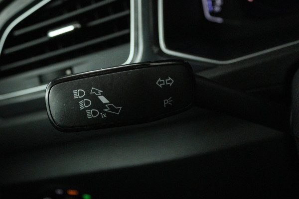 Volkswagen T-Roc 1.5 TSI Sport (PANORAMADAK, TREKHAAK, DIGITALE COCKPIT, CRUISE ADAPTIEF, ACHTERUITRIJCAMERA, SENSOREN)