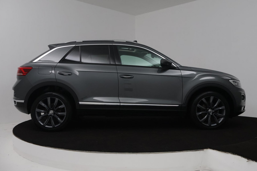 Volkswagen T-Roc 1.5 TSI Sport (PANORAMADAK, TREKHAAK, DIGITALE COCKPIT, CRUISE ADAPTIEF, ACHTERUITRIJCAMERA, SENSOREN)