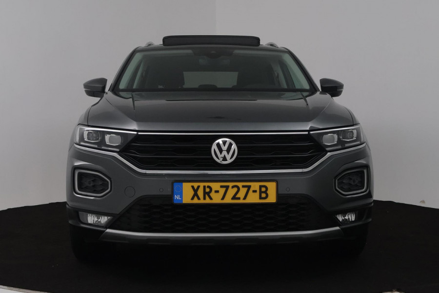 Volkswagen T-Roc 1.5 TSI Sport (PANORAMADAK, TREKHAAK, DIGITALE COCKPIT, CRUISE ADAPTIEF, ACHTERUITRIJCAMERA, SENSOREN)