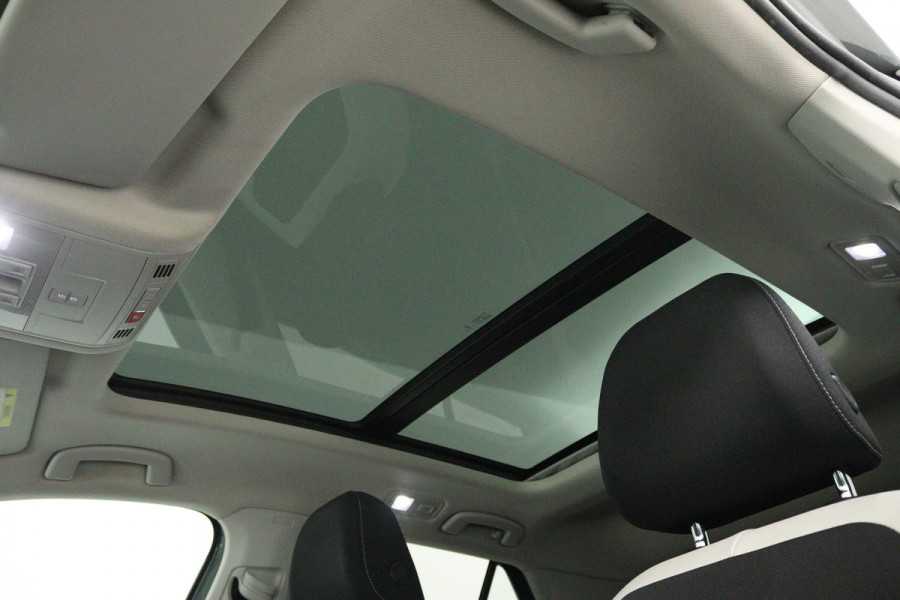 Volkswagen T-Roc 1.5 TSI Sport (PANORAMADAK, TREKHAAK, DIGITALE COCKPIT, CRUISE ADAPTIEF, ACHTERUITRIJCAMERA, SENSOREN)