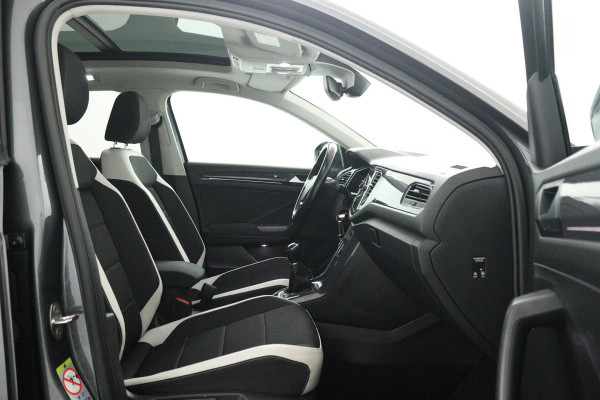 Volkswagen T-Roc 1.5 TSI Sport (PANORAMADAK, TREKHAAK, DIGITALE COCKPIT, CRUISE ADAPTIEF, ACHTERUITRIJCAMERA, SENSOREN)
