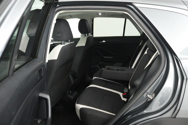 Volkswagen T-Roc 1.5 TSI Sport (PANORAMADAK, TREKHAAK, DIGITALE COCKPIT, CRUISE ADAPTIEF, ACHTERUITRIJCAMERA, SENSOREN)