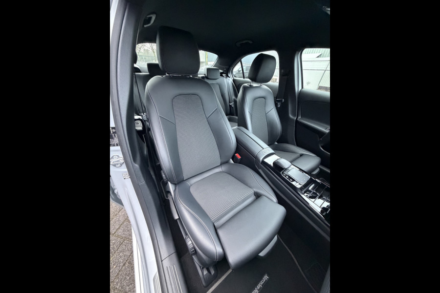 Mercedes-Benz A-Klasse 220 Advantage (Trekhaak - Automatische Airco - Navigatie - LED - Stoelverwarming - Camera - Parkeersensoren V+A)