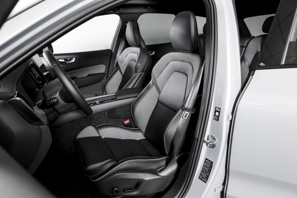 Volvo XC60 2.0 T8 Plug-in hybrid AWD Ultra Black Edition - Facelift MY26 | Luchtvering | Harmon Kardon | S/K Panodak | Dig.Cockpit | Adapt.Cruise | Stoel-+Stuurverw. | 360 Camera | NAV+App.Connect | Auto.Airco | LM 21" | 5090