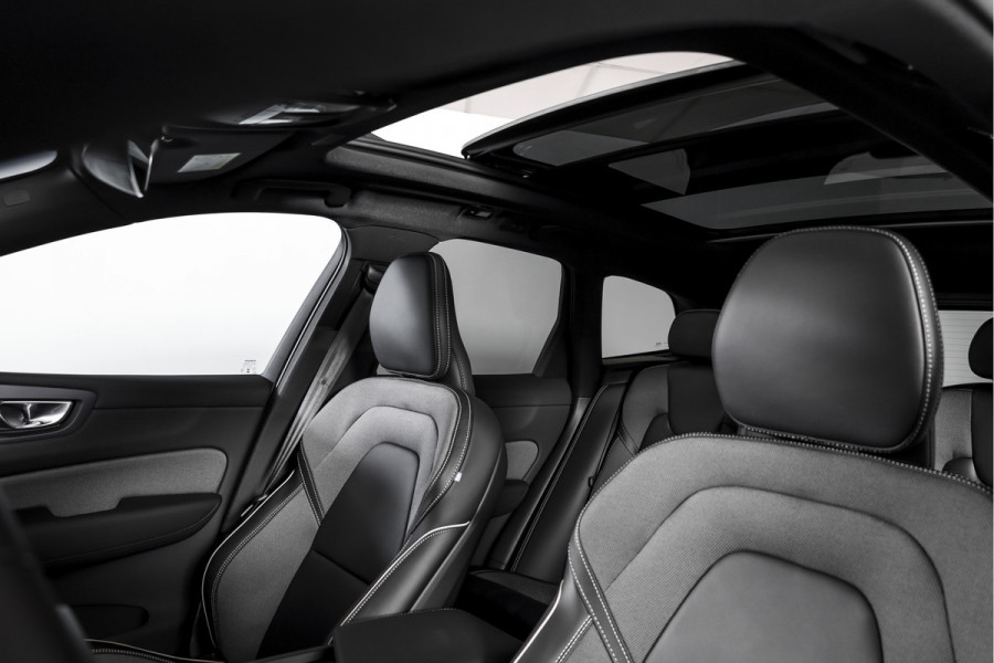 Volvo XC60 2.0 T8 Plug-in hybrid AWD Ultra Black Edition - Facelift MY26 | Luchtvering | Harmon Kardon | S/K Panodak | Dig.Cockpit | Adapt.Cruise | Stoel-+Stuurverw. | 360 Camera | NAV+App.Connect | Auto.Airco | LM 21" | 5090