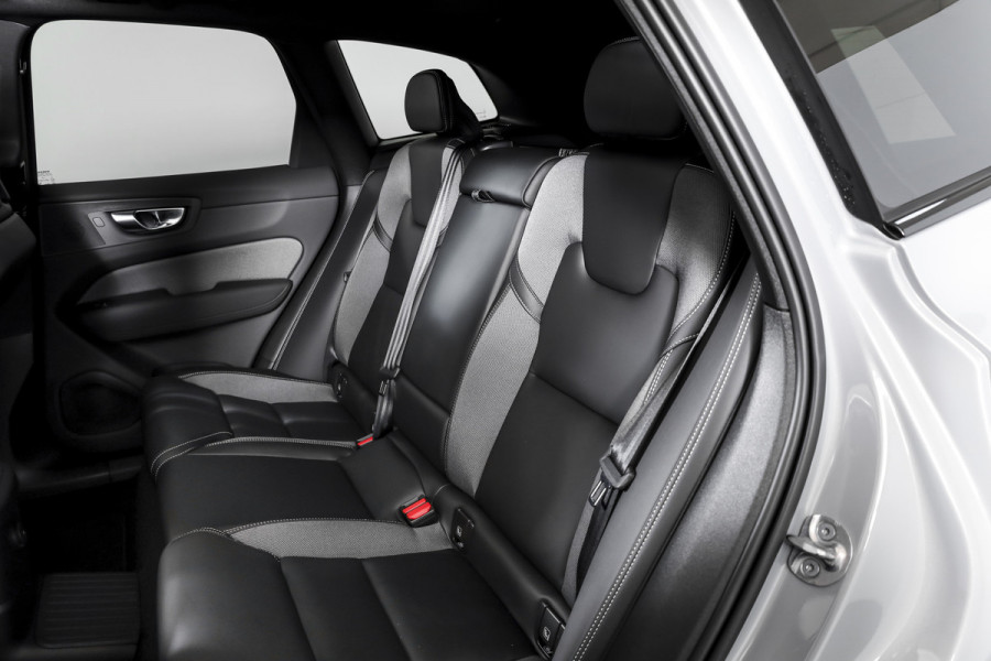 Volvo XC60 2.0 T8 Plug-in hybrid AWD Ultra Black Edition - Facelift MY26 | Luchtvering | Harmon Kardon | S/K Panodak | Dig.Cockpit | Adapt.Cruise | Stoel-+Stuurverw. | 360 Camera | NAV+App.Connect | Auto.Airco | LM 21" | 5090