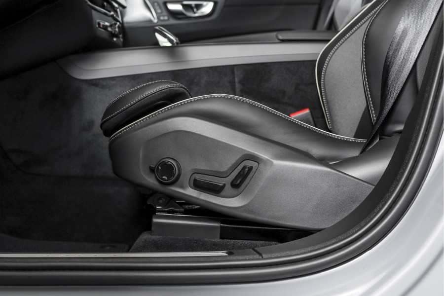 Volvo XC60 2.0 T8 Plug-in hybrid AWD Ultra Black Edition - Facelift MY26 | Luchtvering | Harmon Kardon | S/K Panodak | Dig.Cockpit | Adapt.Cruise | Stoel-+Stuurverw. | 360 Camera | NAV+App.Connect | Auto.Airco | LM 21" | 5090