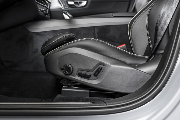 Volvo XC60 2.0 T8 Plug-in hybrid AWD Ultra Black Edition - Facelift MY26 | Luchtvering | Harmon Kardon | S/K Panodak | Dig.Cockpit | Adapt.Cruise | Stoel-+Stuurverw. | 360 Camera | NAV+App.Connect | Auto.Airco | LM 21" | 5090