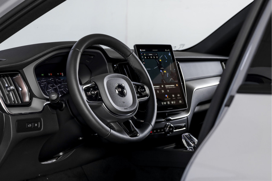Volvo XC60 2.0 T8 Plug-in hybrid AWD Ultra Black Edition - Facelift MY26 | Luchtvering | Harmon Kardon | S/K Panodak | Dig.Cockpit | Adapt.Cruise | Stoel-+Stuurverw. | 360 Camera | NAV+App.Connect | Auto.Airco | LM 21" | 5090
