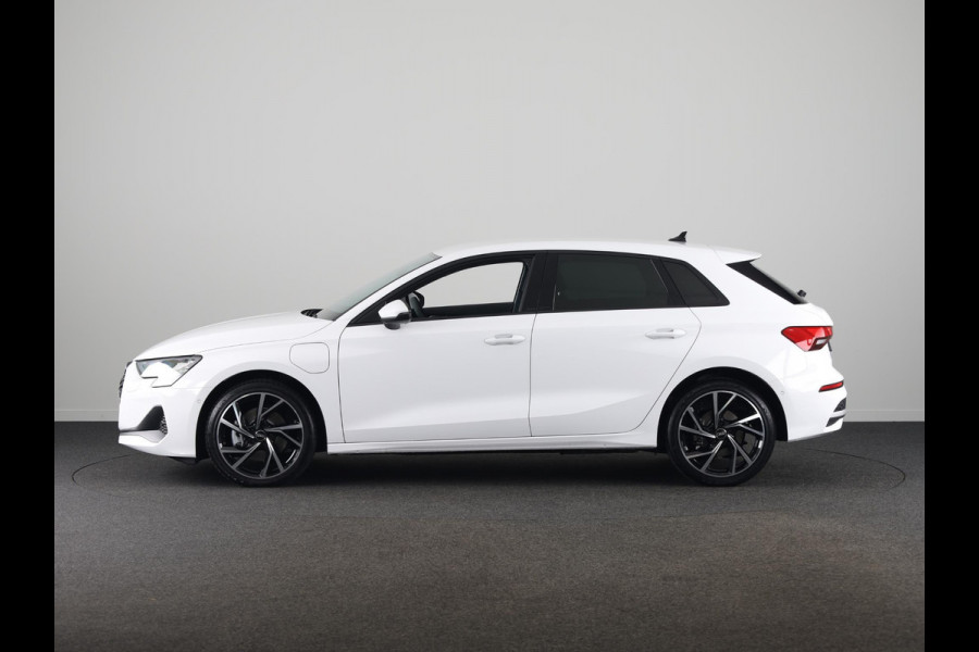 Audi A3 Sportback 40 TFSI e Pro Line 204pk | 18 inch Lichtmetalen velgen | Parkeercamera| Navigatie via App | Stoelverwarming