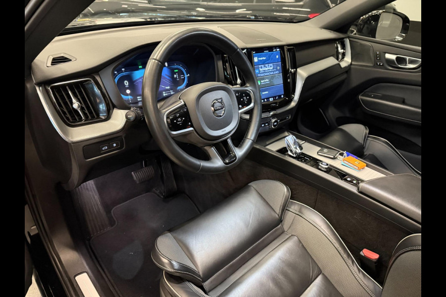 Volvo XC60 2.0 T8 R-DESIGN AWD 455PK SOH-TEST Black Edition PANO/H-KARDON/DAB/CARPLAY/LEDER/M-STOELEN///