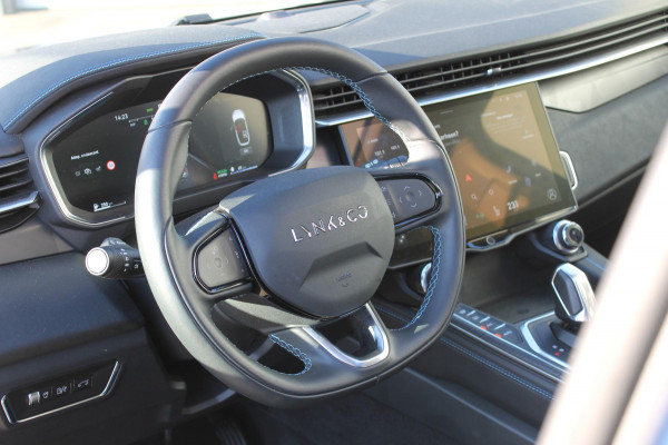 Lynk & Co 01 261PK Automaat Adaptieve Cruise Control / Elektrisch verstelbare voorstoelen / BLIS / Stoelverwarming / Climate Control / Parkeersensoren met 360 gradencamera / Regensensor