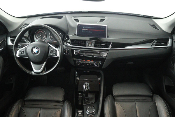 BMW X1 SDrive20i Corporate Lease High Executive (PANORAMADAK, TREKHAAK, CRUISE ADAPTIEF, HEAD-UP, AUTOMAAT, DEALER ONDERHOUDEN)