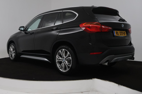 BMW X1 SDrive20i Corporate Lease High Executive (PANORAMADAK, TREKHAAK, CRUISE ADAPTIEF, HEAD-UP, AUTOMAAT, DEALER ONDERHOUDEN)