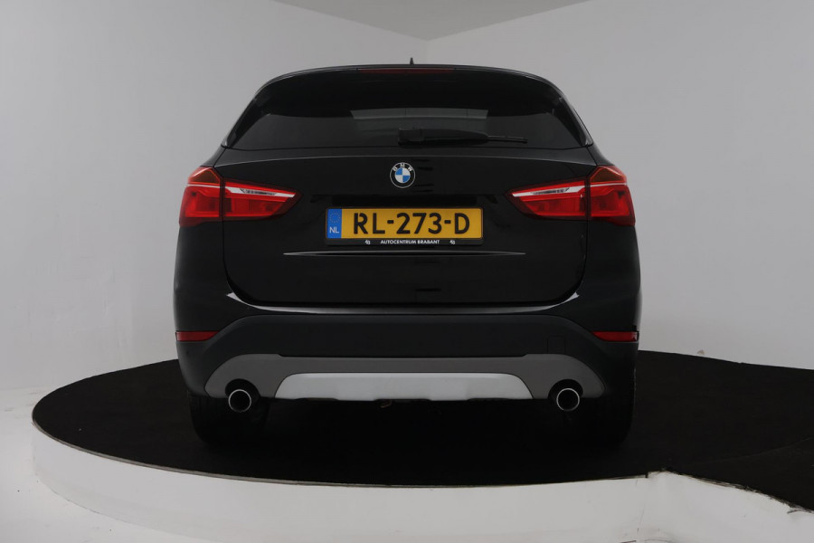 BMW X1 SDrive20i Corporate Lease High Executive (PANORAMADAK, TREKHAAK, CRUISE ADAPTIEF, HEAD-UP, AUTOMAAT, DEALER ONDERHOUDEN)