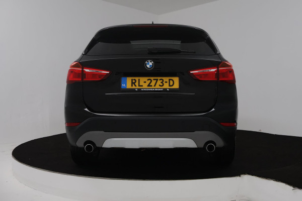 BMW X1 SDrive20i Corporate Lease High Executive (PANORAMADAK, TREKHAAK, CRUISE ADAPTIEF, HEAD-UP, AUTOMAAT, DEALER ONDERHOUDEN)
