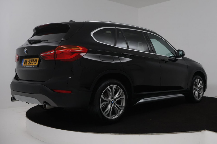 BMW X1 SDrive20i Corporate Lease High Executive (PANORAMADAK, TREKHAAK, CRUISE ADAPTIEF, HEAD-UP, AUTOMAAT, DEALER ONDERHOUDEN)