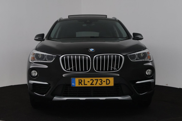 BMW X1 SDrive20i Corporate Lease High Executive (PANORAMADAK, TREKHAAK, CRUISE ADAPTIEF, HEAD-UP, AUTOMAAT, DEALER ONDERHOUDEN)