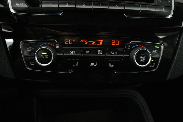 BMW X1 SDrive20i Corporate Lease High Executive (PANORAMADAK, TREKHAAK, CRUISE ADAPTIEF, HEAD-UP, AUTOMAAT, DEALER ONDERHOUDEN)